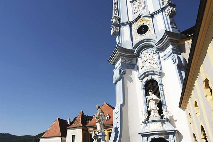 Der blaue Stiftsturm / the blue steeple of Dürnstein Abbey (c) Donau Niederösterreich/Steve Haider