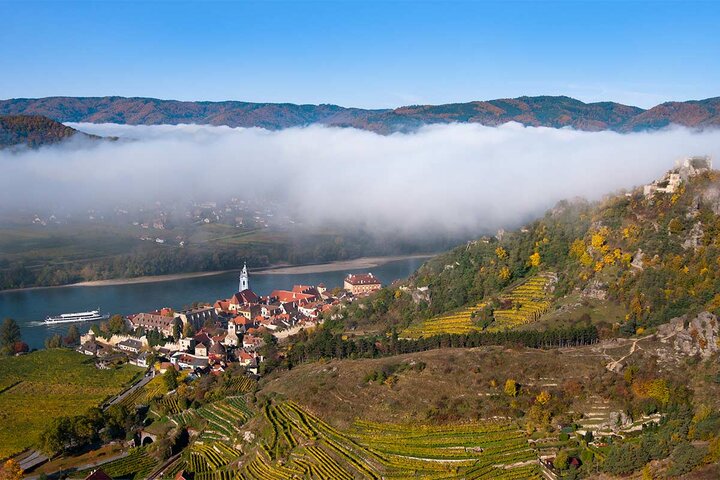 Luftaufnahme Dürnstein im Herbstnebel / aerial photo of Dürnstein in autumn (c) Donau Niederösterreich/www.extremfotos.com