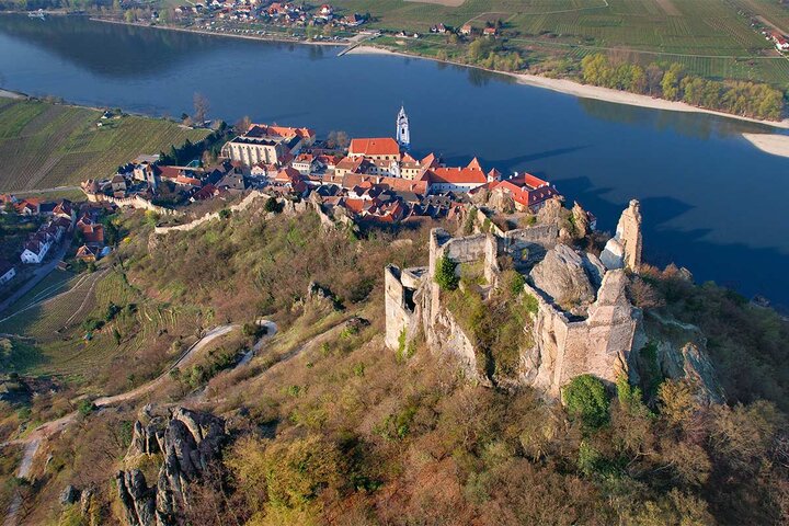 Luftaufnahme Dürnstein mit der Ruine im Frühjahr / aerial photo of Dürnstein in spring (c) Donau Niederösterreich/www.extremfotos.com