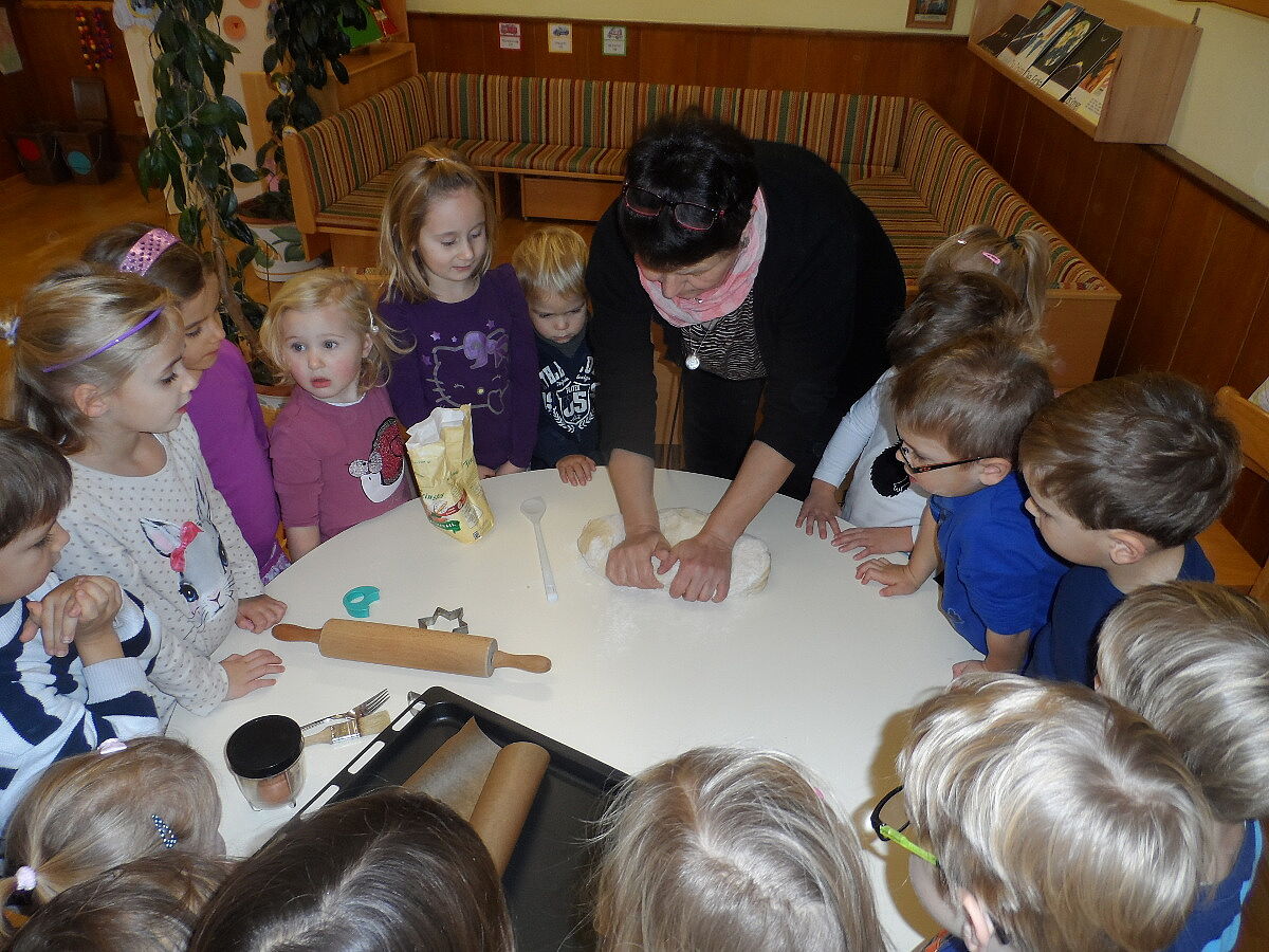 Beim Germteigbacken (c) Kindergarten Dürnstein